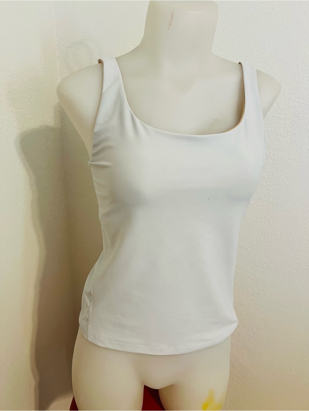 Old navy Classic White Scoop Neck Tank Top size Medium